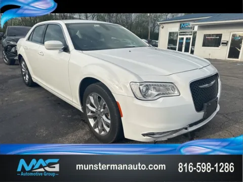 White 2023 Chrysler 300 Touring for sale in Blue Springs, MO