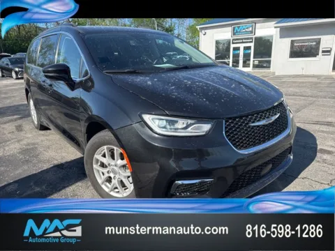 Black 2022 Chrysler Pacifica Touring L for sale in Blue Springs, MO