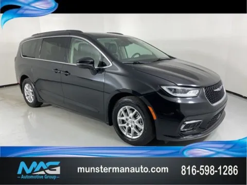 Black 2022 Chrysler Pacifica Touring L for sale in Blue Springs, MO