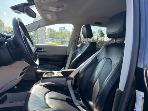 More photos of 2022 Chrysler Pacifica Touring L at MAG Auto - Munsterman Automotive Group, MO