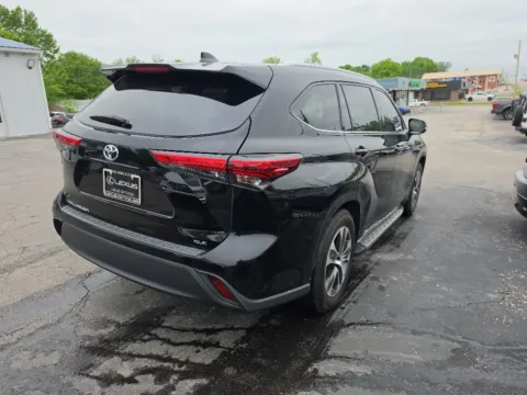 More photos of 2022 Toyota Highlander XLE at MAG Auto - Munsterman Automotive Group, MO