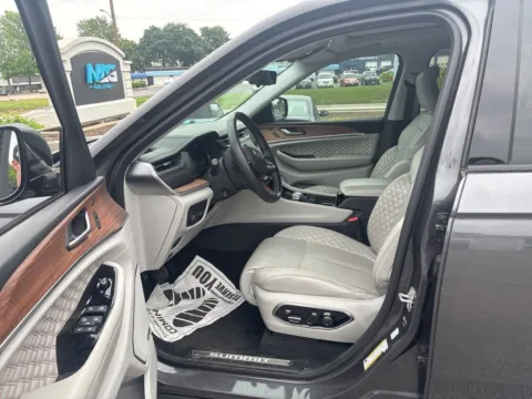 More photos of 2022 Jeep Grand Cherokee Summit at MAG Auto - Munsterman Automotive Group, MO