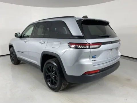 More photos of 2024 Jeep Grand Cherokee Altitude at MAG Auto - Munsterman Automotive Group, MO
