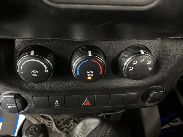Jeep Wrangler photo 19