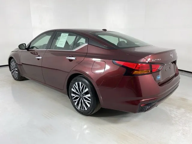 Nissan Altima photo 5
