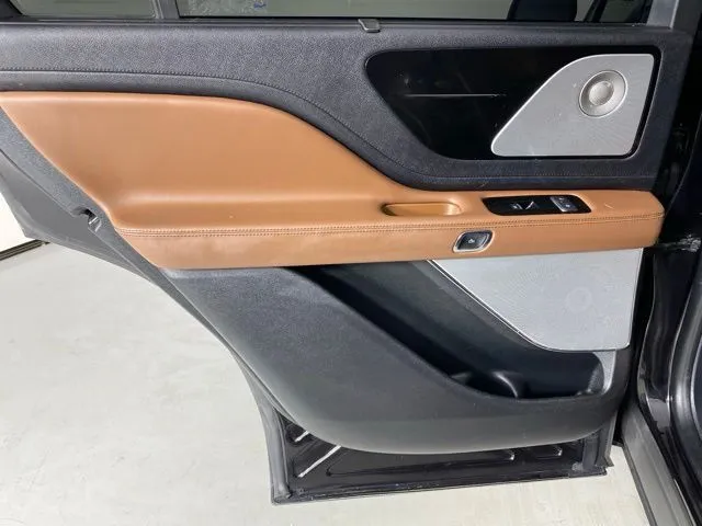 Lincoln Aviator photo 38