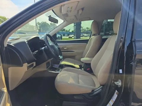 More photos of 2017 Mitsubishi Outlander SE at MAG Auto - Munsterman Automotive Group, MO