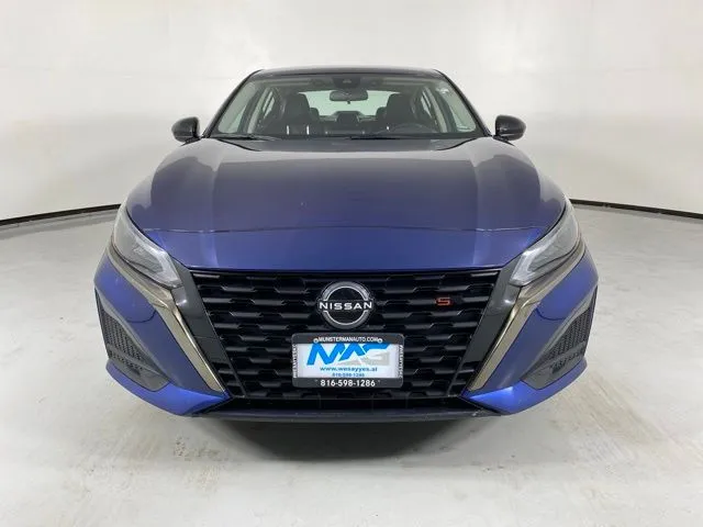 Nissan Altima photo 2