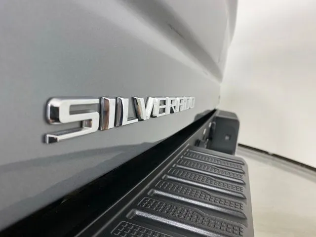 Chevrolet Silverado photo 35