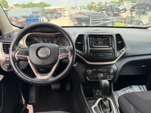 More photos of 2016 Jeep Cherokee Latitude at MAG Auto - Munsterman Automotive Group, MO