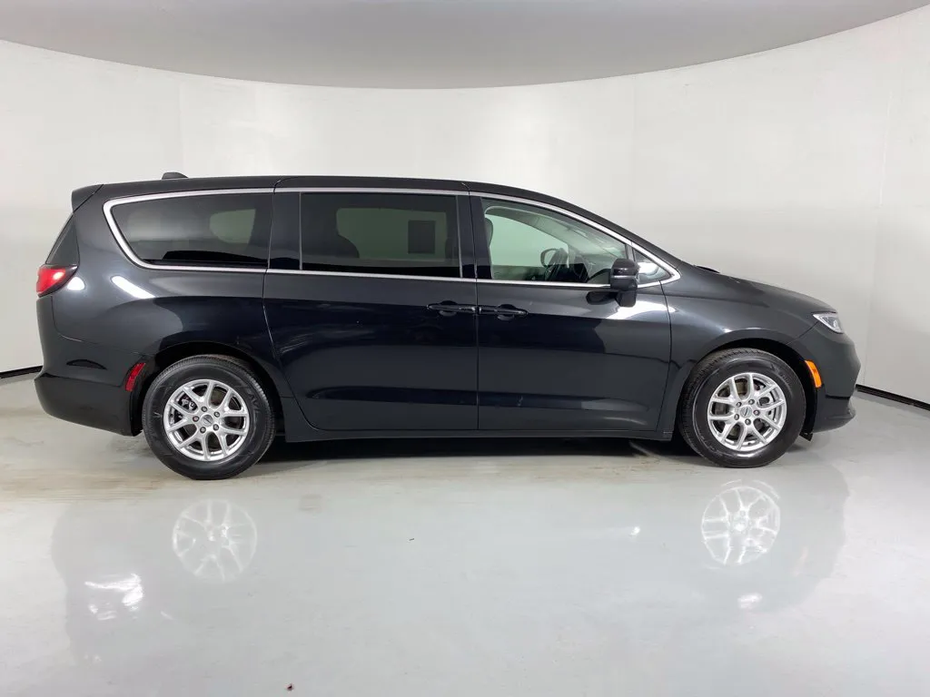 Chrysler Pacifica photo 8