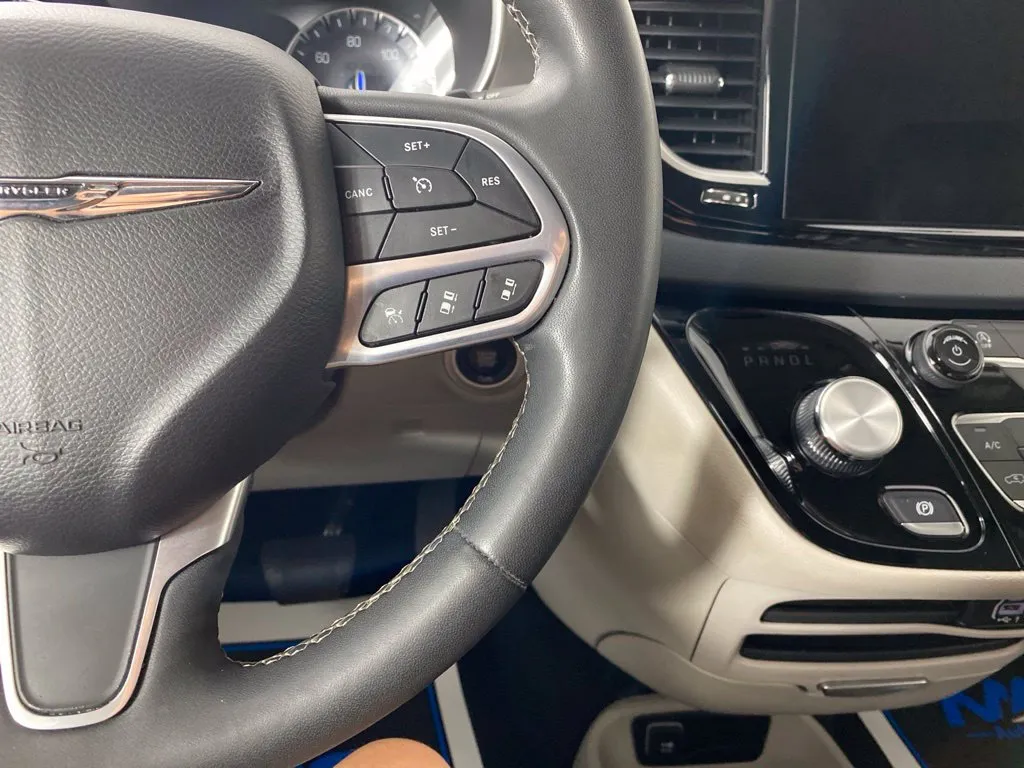 Chrysler Pacifica photo 26