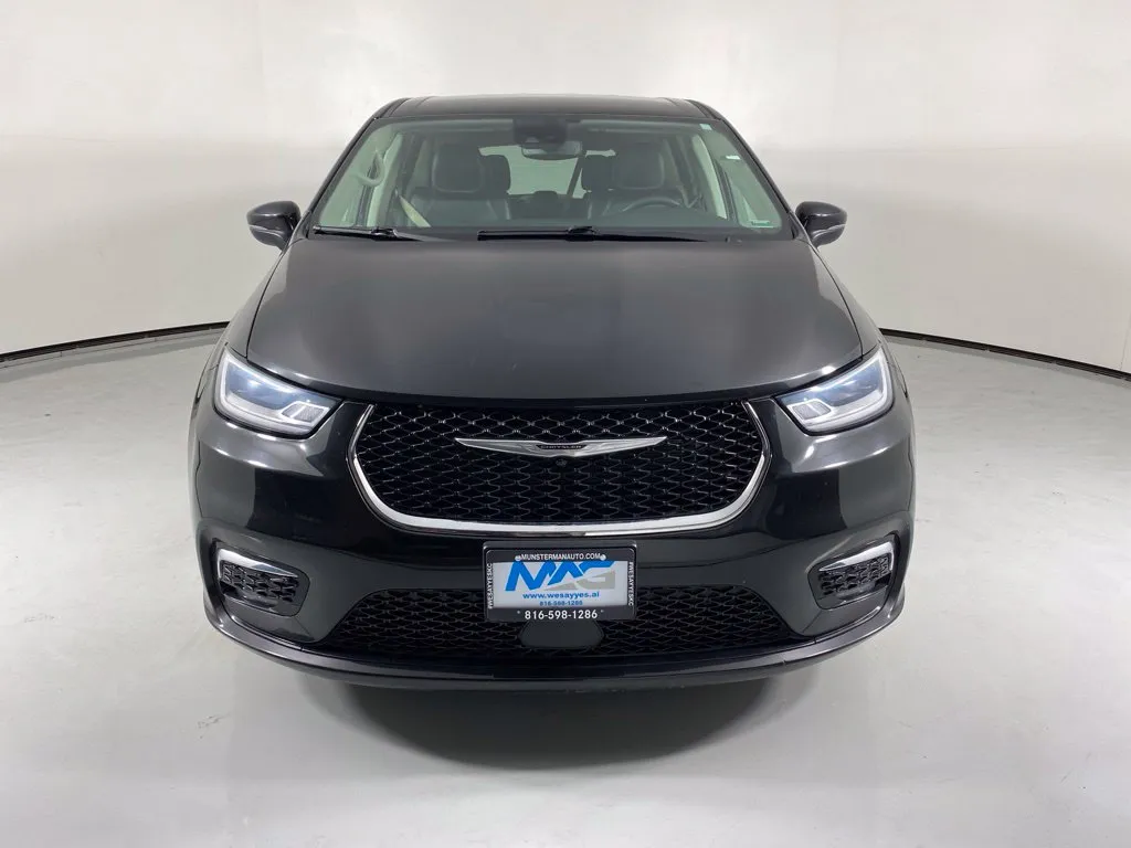 Chrysler Pacifica photo 2