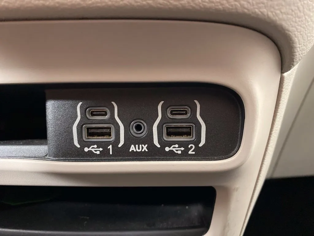Chrysler Pacifica photo 24