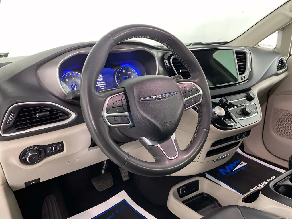 Chrysler Pacifica photo 11
