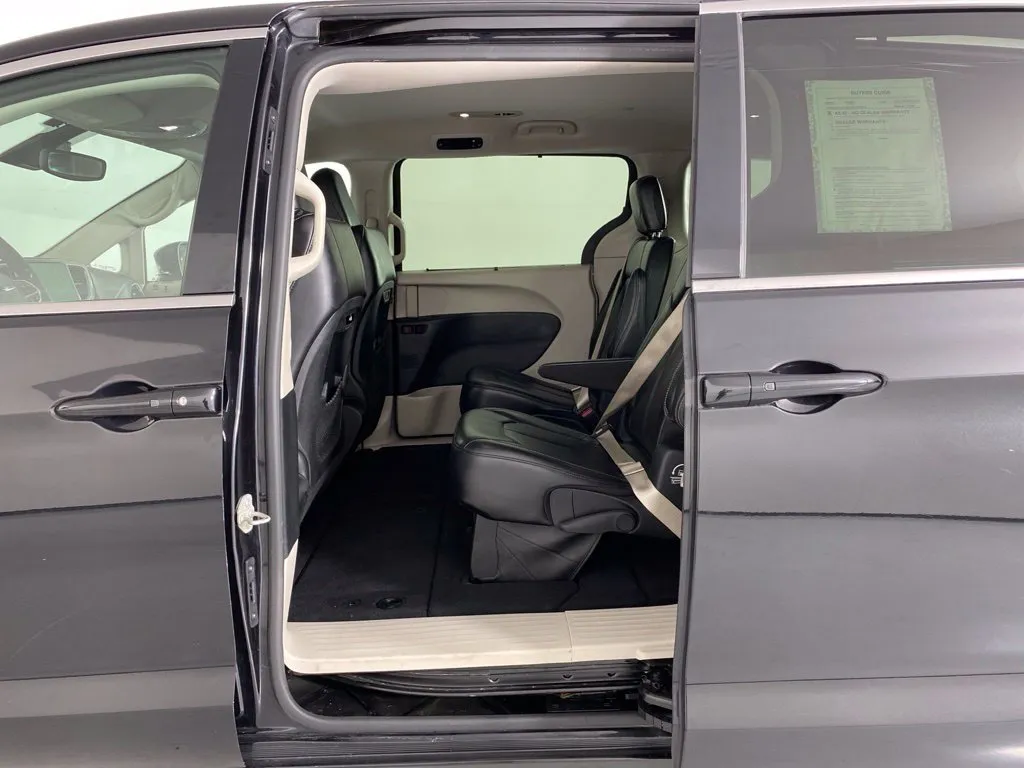 Chrysler Pacifica photo 31