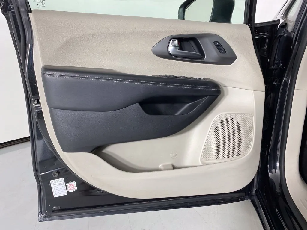 Chrysler Pacifica photo 15