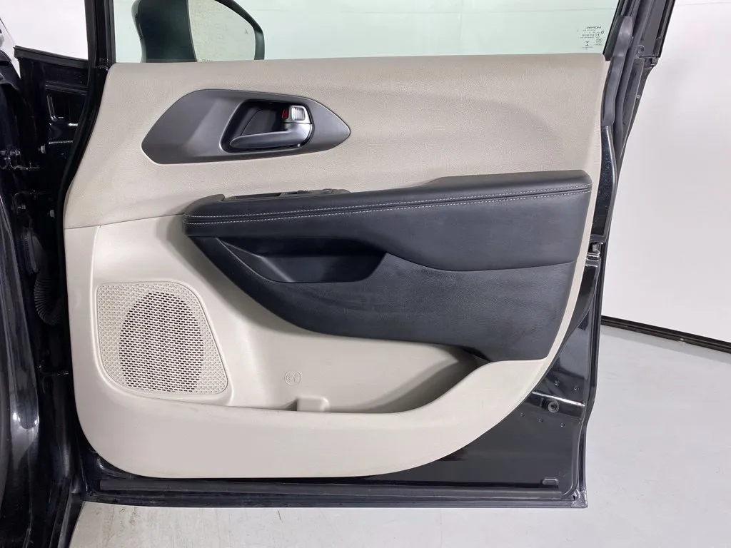 Chrysler Pacifica photo 40