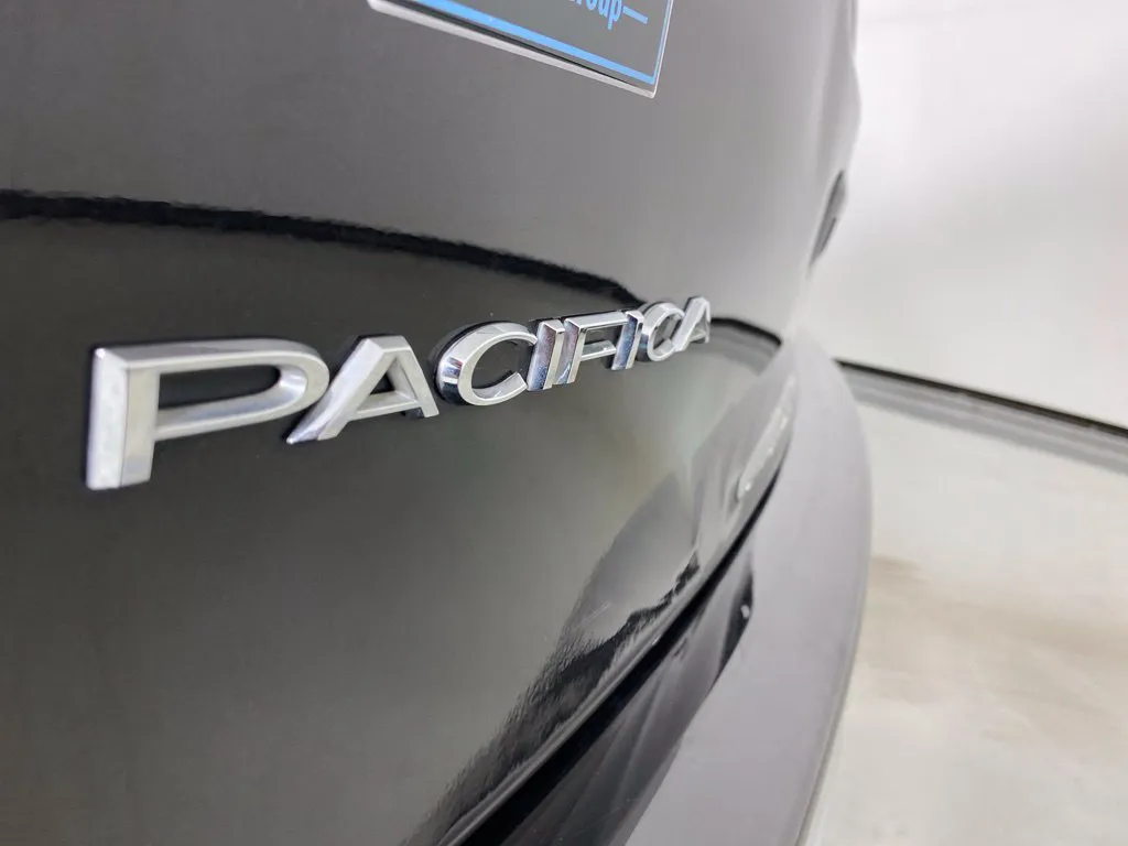 Chrysler Pacifica photo 38