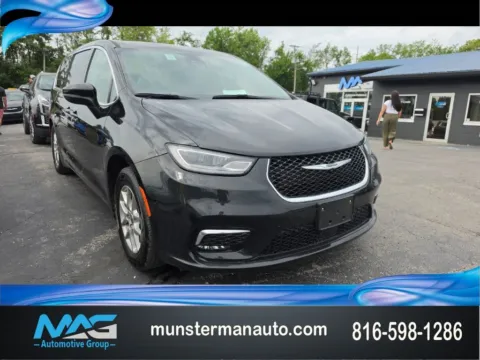 Black 2023 Chrysler Pacifica Touring L for sale in Blue Springs, MO