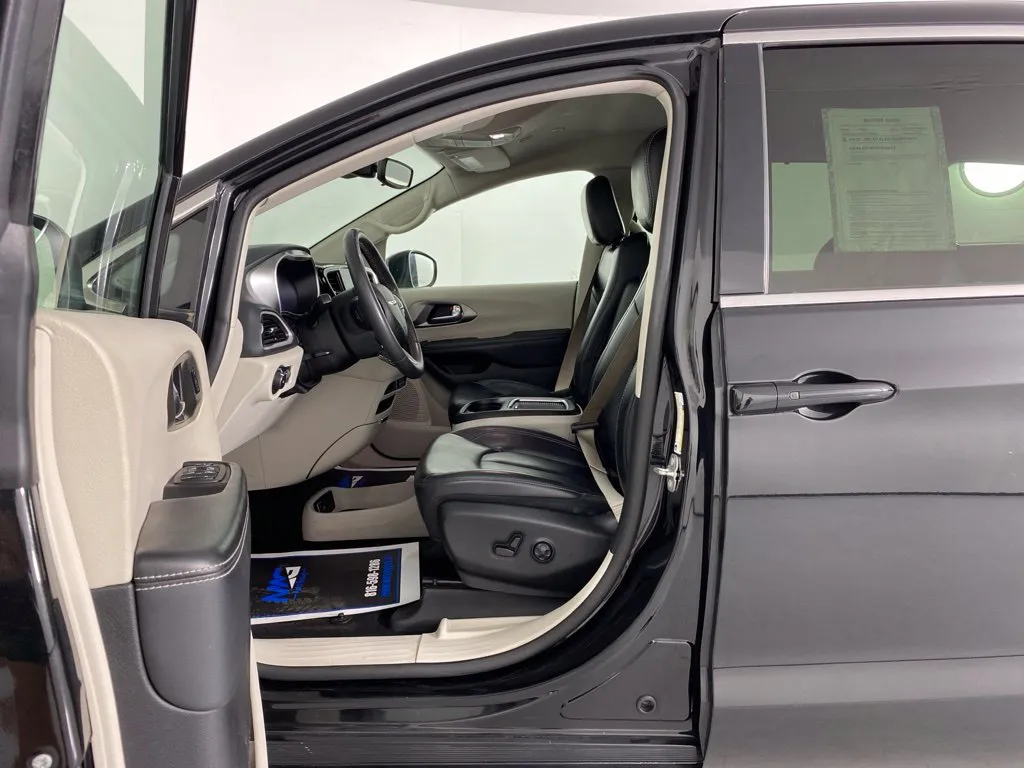 Chrysler Pacifica photo 12