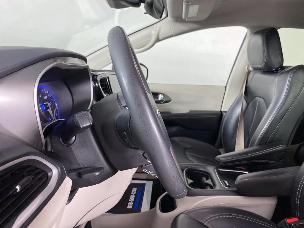 Chrysler Pacifica photo 30