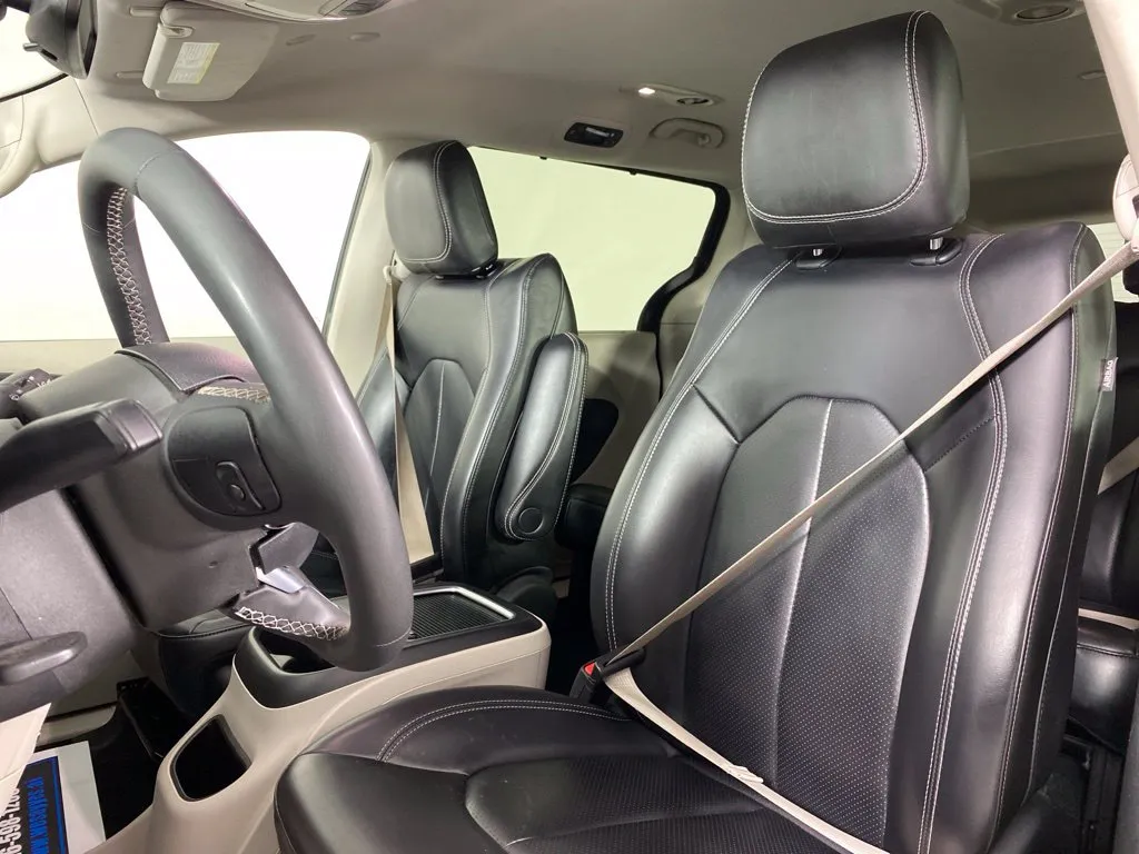Chrysler Pacifica photo 16