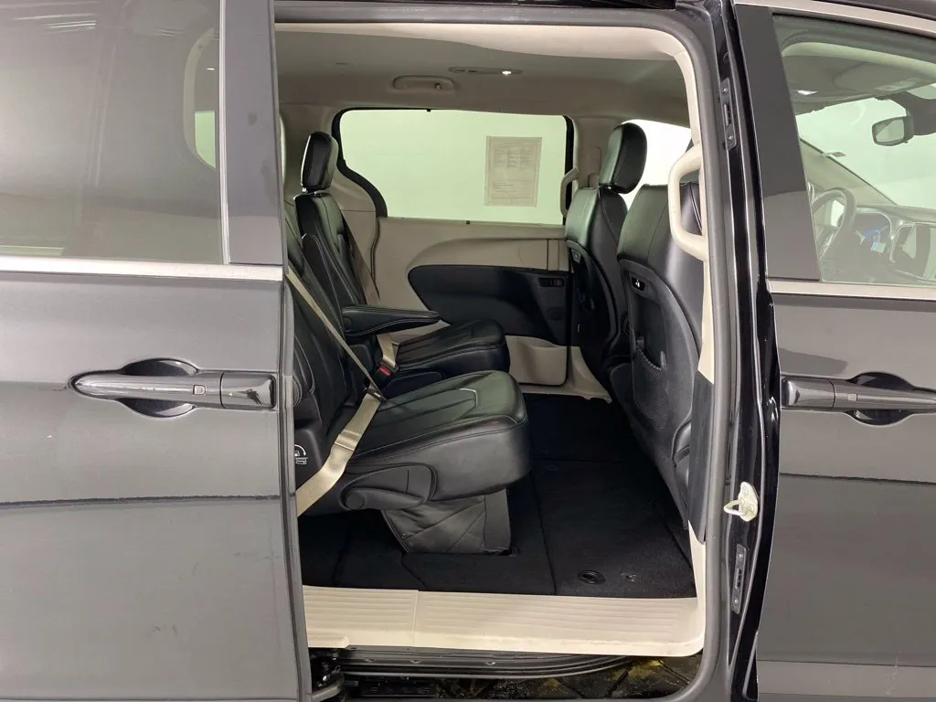 Chrysler Pacifica photo 39
