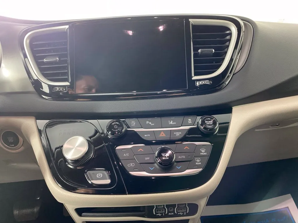 Chrysler Pacifica photo 17