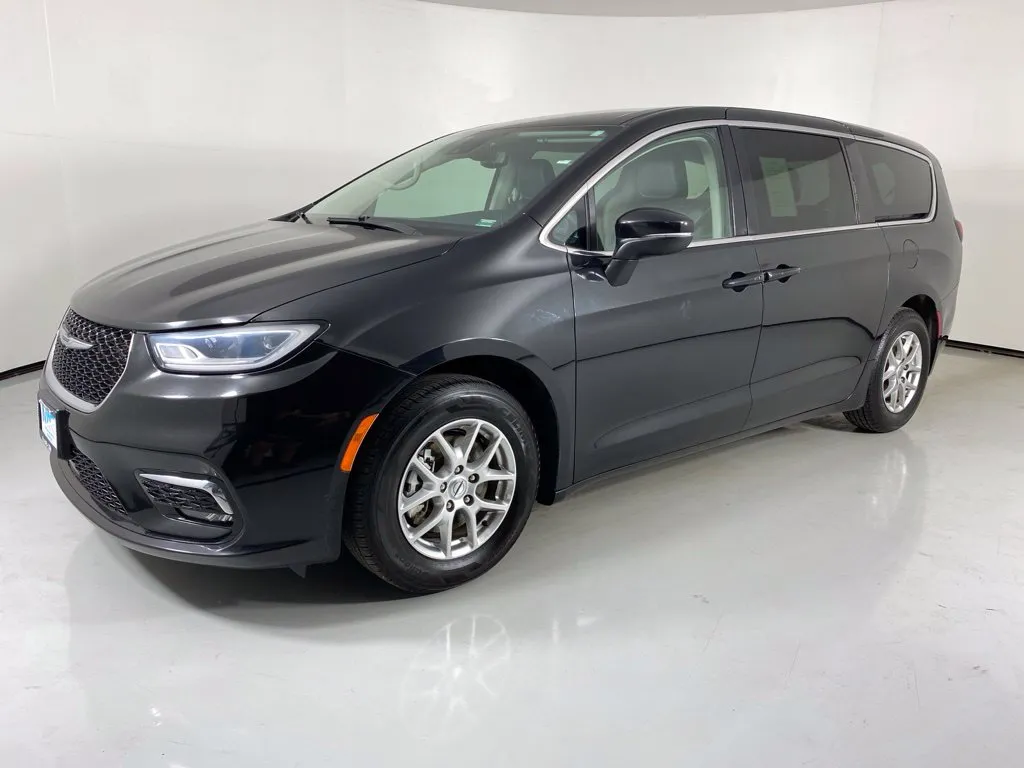 Chrysler Pacifica photo 3