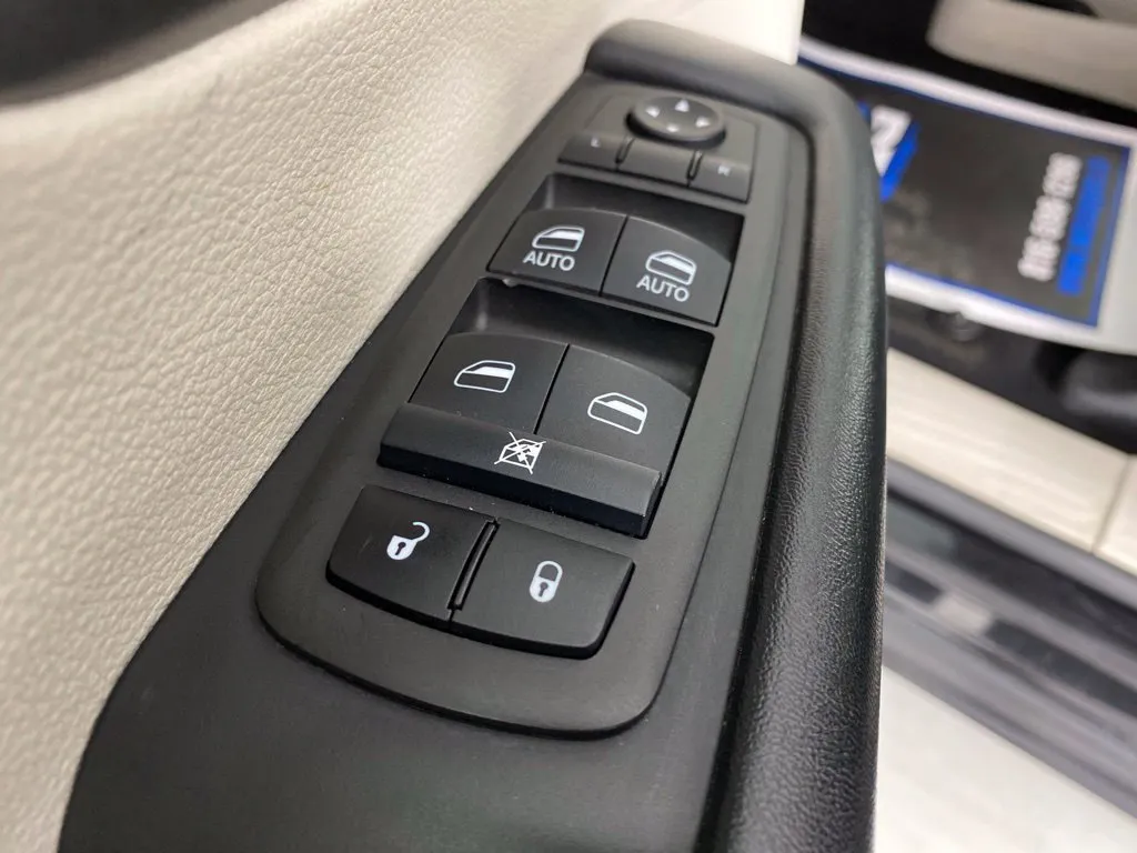 Chrysler Pacifica photo 14