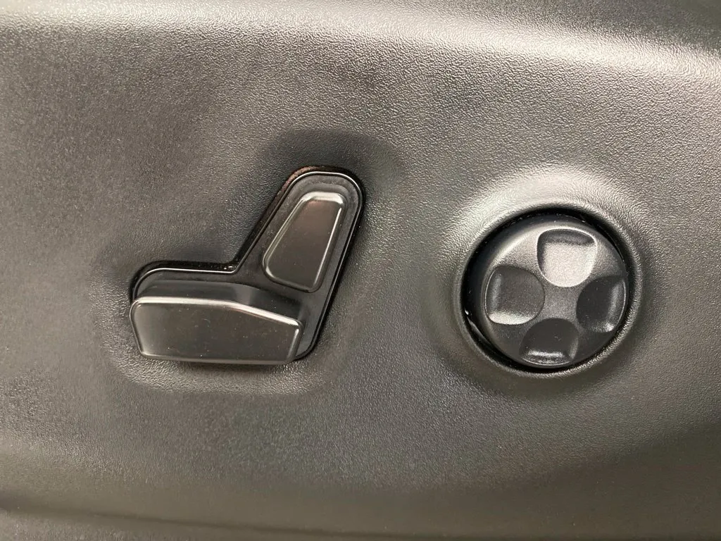 Chrysler Pacifica photo 13