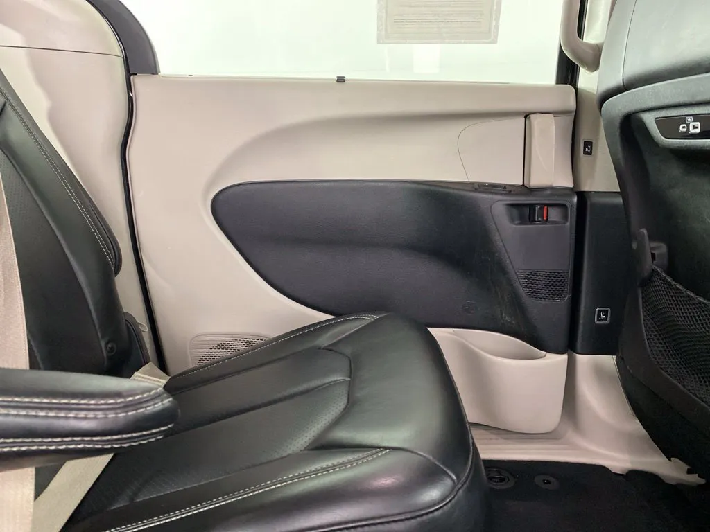 Chrysler Pacifica photo 32