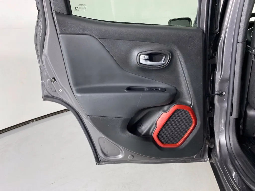 Jeep Renegade photo 31