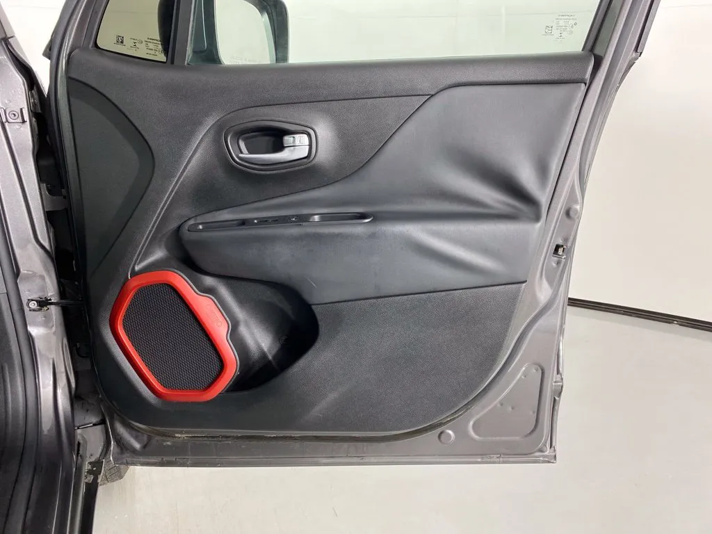 Jeep Renegade photo 36