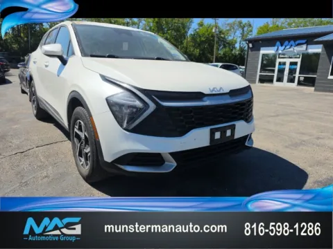 White 2023 Kia Sportage LX for sale in Blue Springs, MO