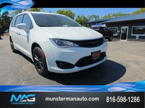 White 2020 Chrysler Pacifica Launch Edition for sale in Blue Springs, MO