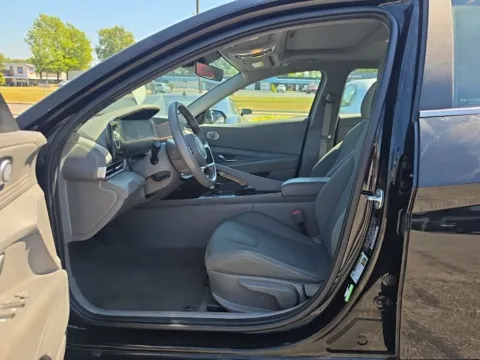 More photos of 2025 Hyundai Elantra SEL Convenience at MAG Auto - Munsterman Automotive Group, MO