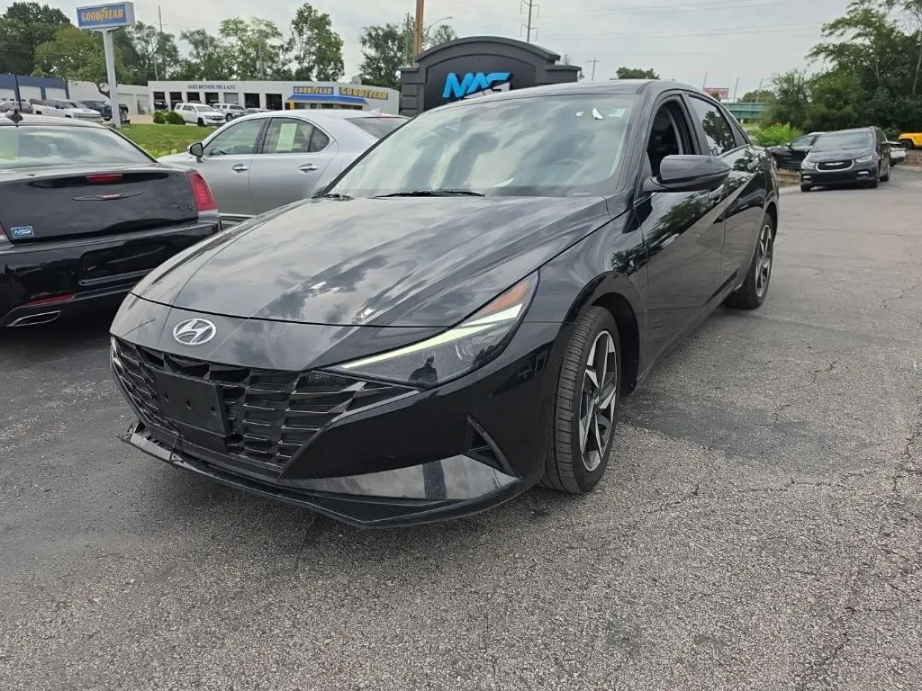 Hyundai Elantra photo 2