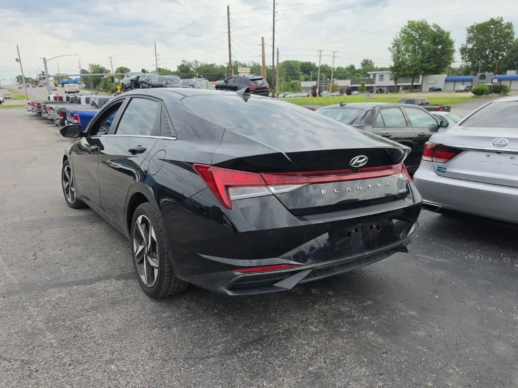 Hyundai Elantra photo 3