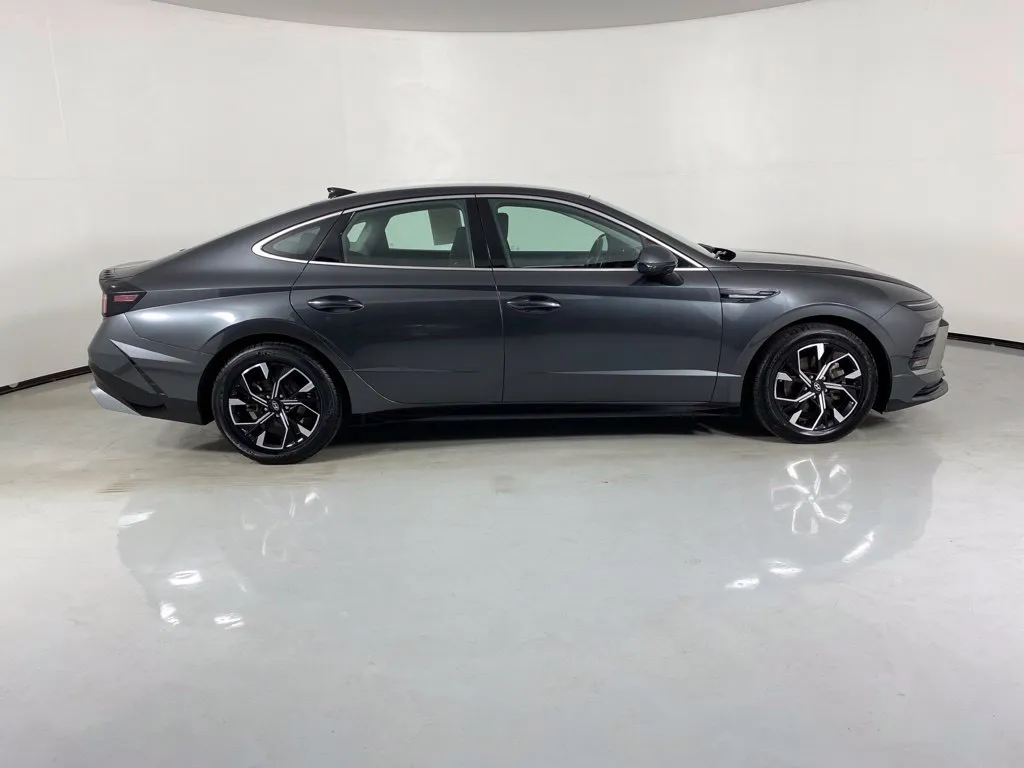 Hyundai Sonata photo 8