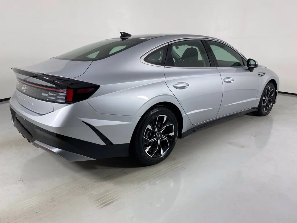 Hyundai Sonata photo 7