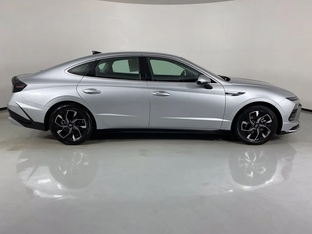 Hyundai Sonata photo 8