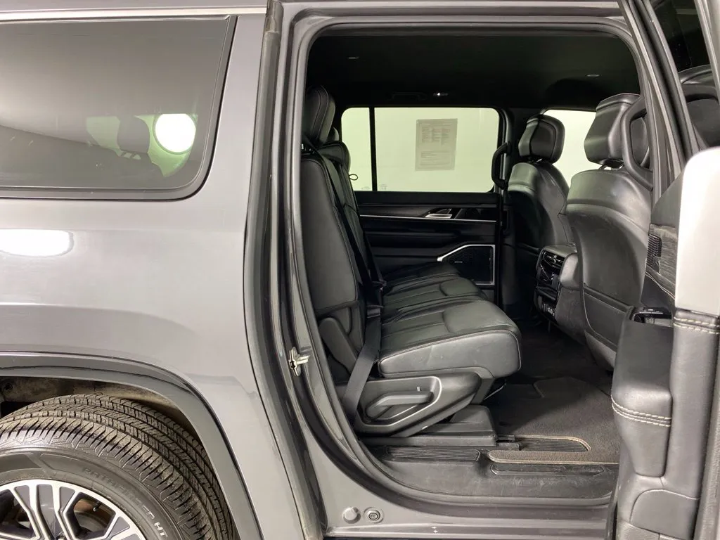 Jeep Wagoneer L photo 42