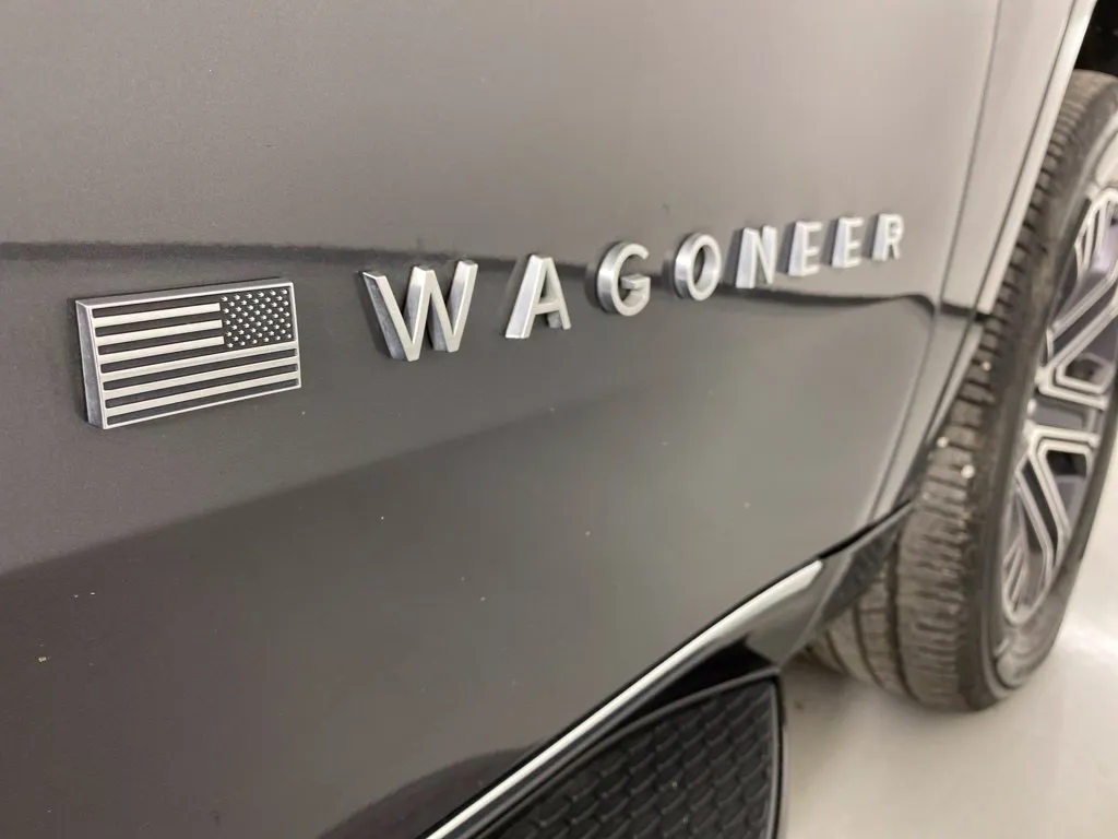 Jeep Wagoneer L photo 12