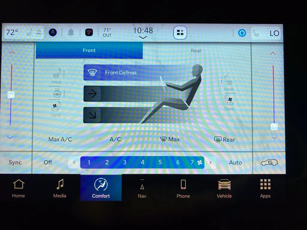 Jeep Wagoneer L photo 26