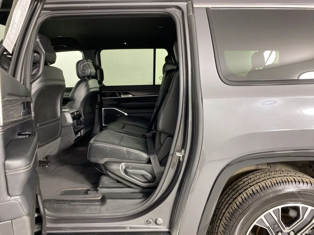 Jeep Wagoneer L photo 36