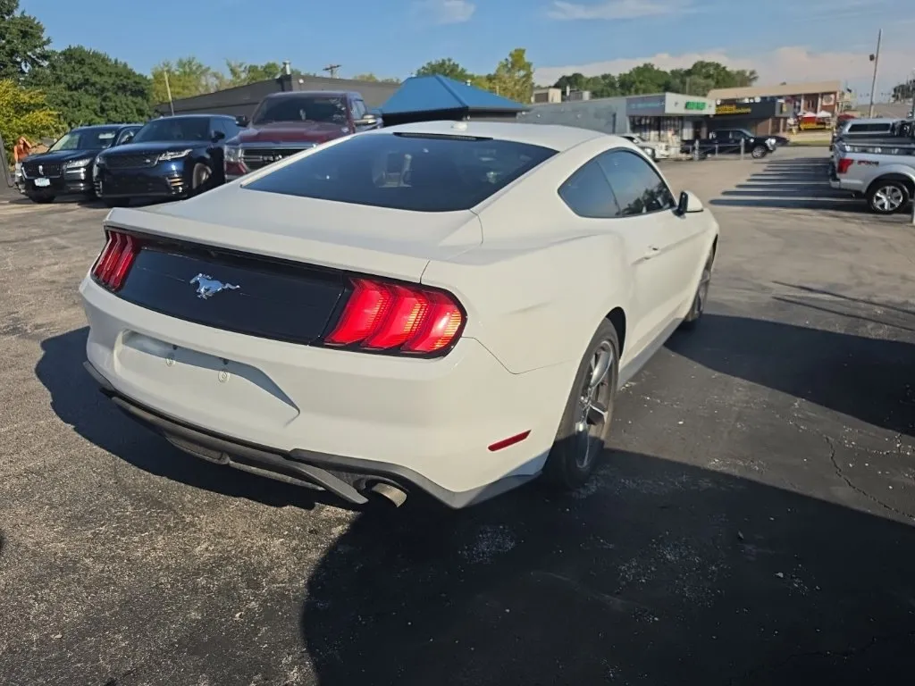 Ford Mustang photo 4