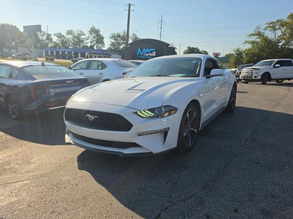 Ford Mustang photo 2
