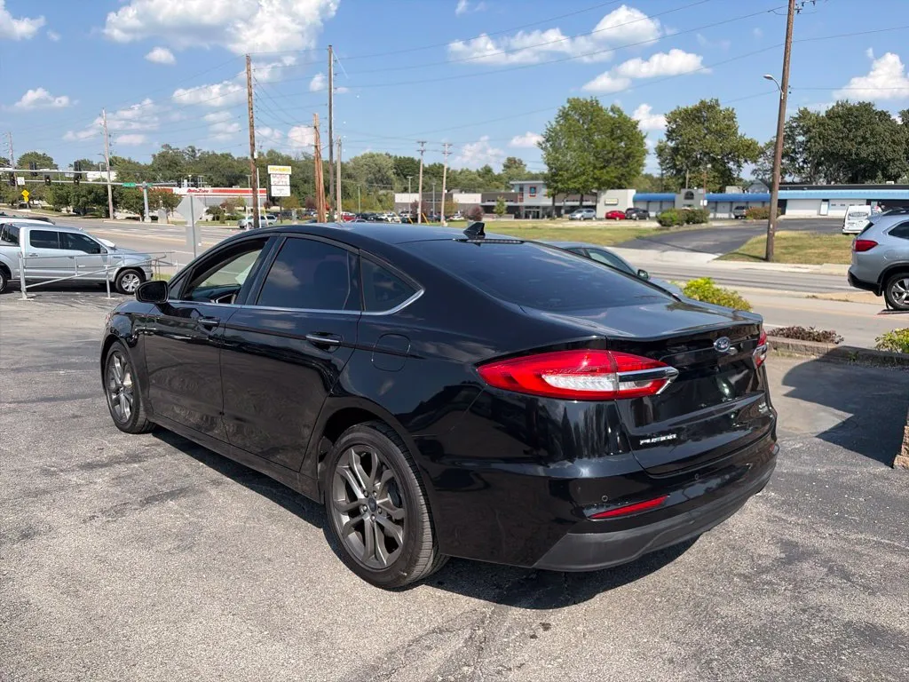 Ford Fusion photo 3